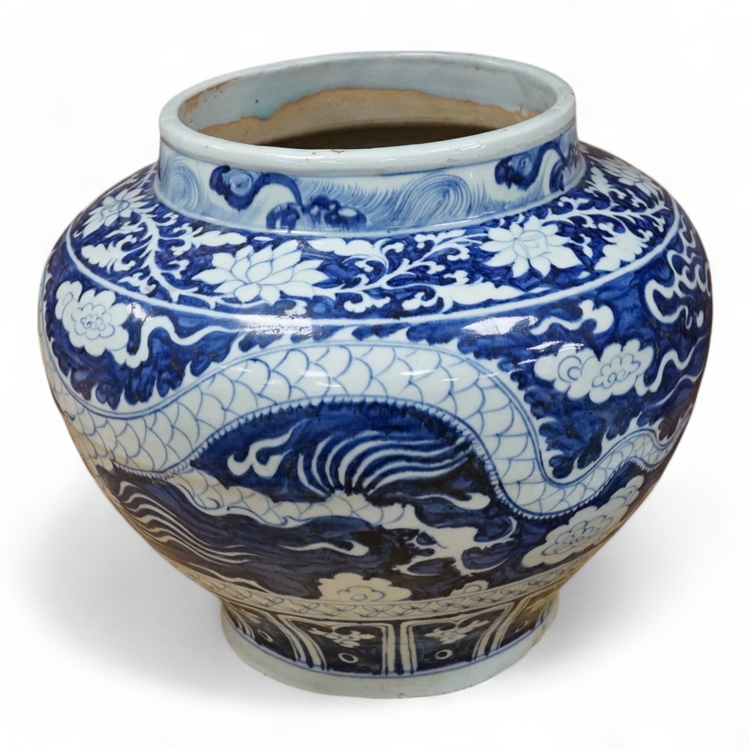 A large Chinese blue and white ‘dragon’ jar, 29cm high